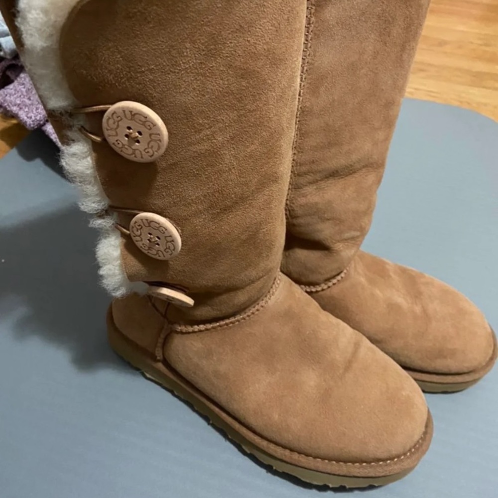NWOT UGG’s Bailey Button size 7